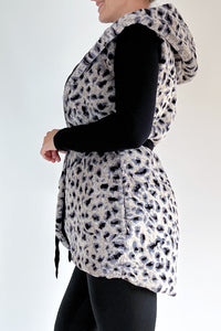 Brezrokavnik s kapuco - kratek