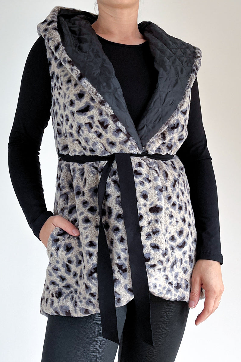 Brezrokavnik s kapuco - kratek