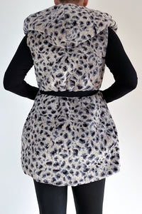 Brezrokavnik s kapuco - kratek