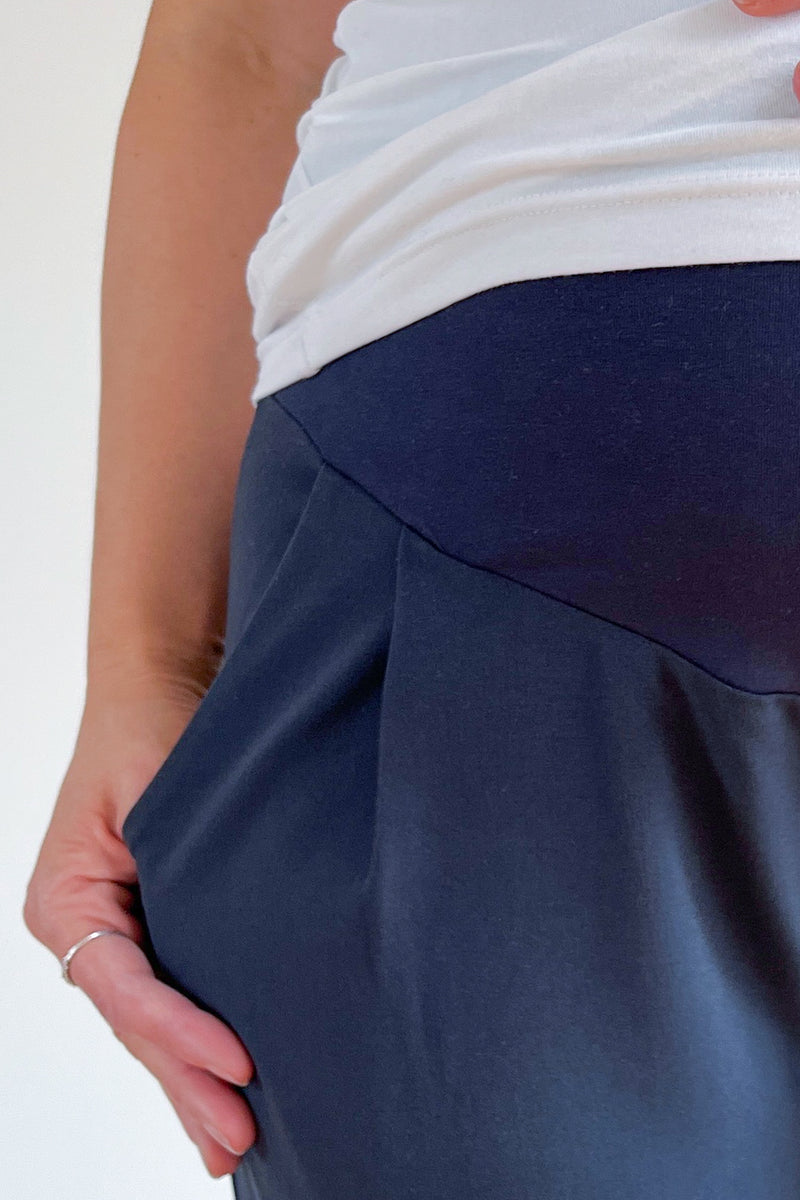 Elegantne nosečniške hlače Charlotte - oprijet kroj - temno modre