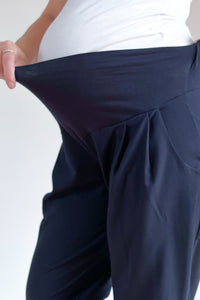 Elegantne nosečniške hlače z gubami - temno modre