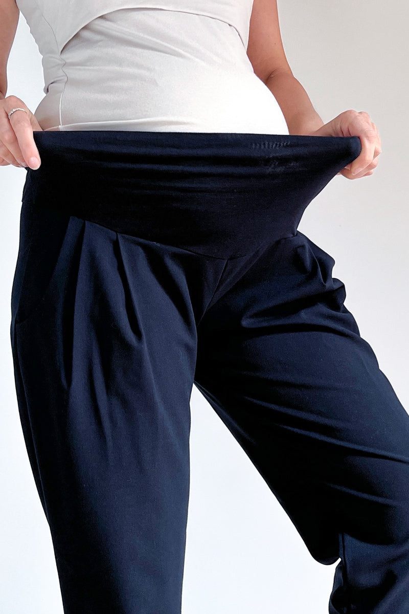 Elegantne nosečniške hlače z gubami - temno modre
